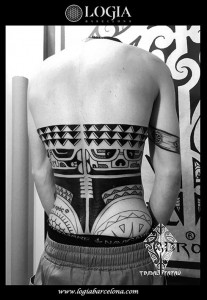 tatuaje-espalda-tribal-logia-barcelona-alessandro-oliviero 